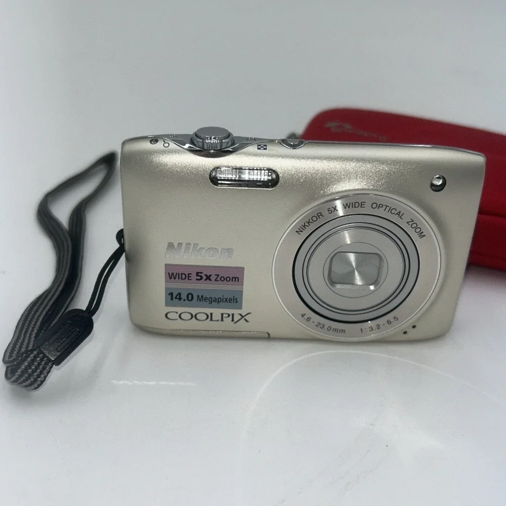 Nikon COOLPIX S3100 14.0MP Digital Camera - Silver with Battery and Card Tested